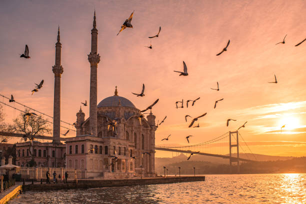mesquita ortaköy - istambul - fotografias e filmes do acervo