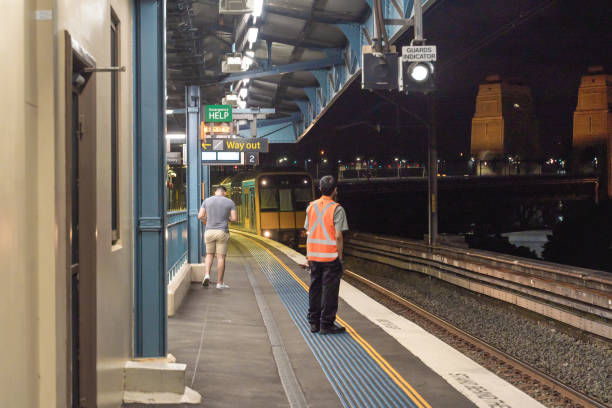 un train arrive à la gare de milsons point - milsons point photos et images de collection