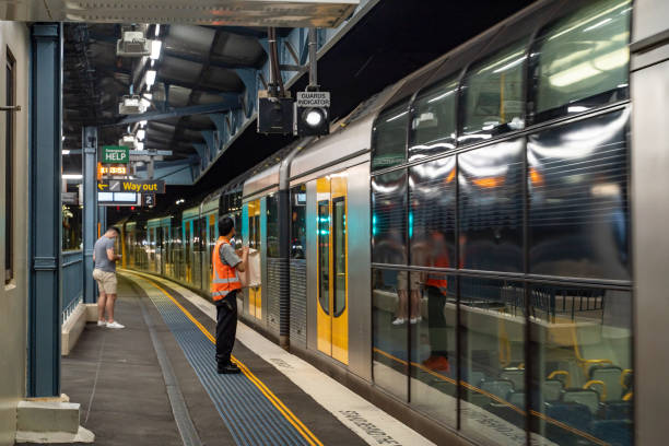 um trem chega à estação de trem de milsons point - milsons point - fotografias e filmes do acervo