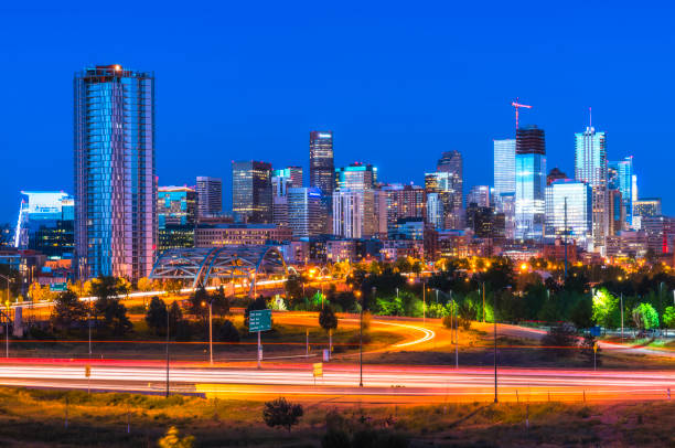 夜、デンバー、コロラド州、米国の美しいデンバーの超高層ビル。 - colorful colorado ストッ��クフォトと画像