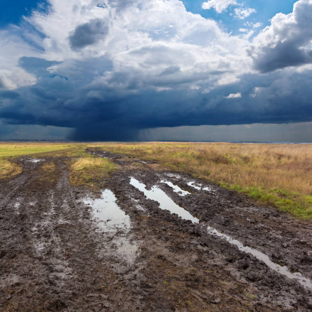 istock grund dirt under a rainy clouds 1364356544