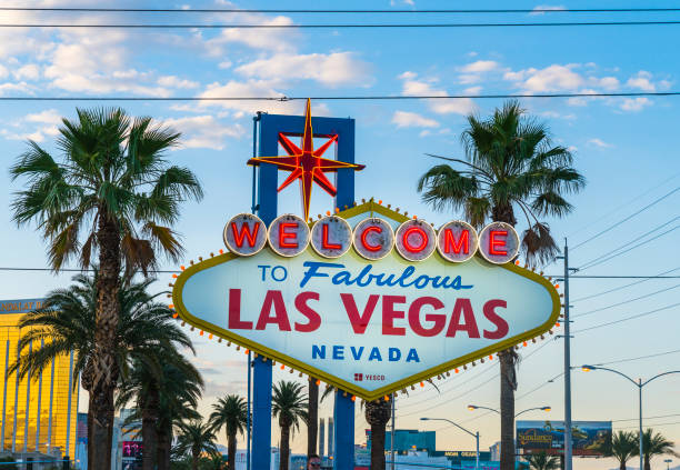 las vegas,nevada,usa. 5-17-17: las vegas sign at night. - welcome to fabulous las vegas sign fotos imagens e fotografias de stock