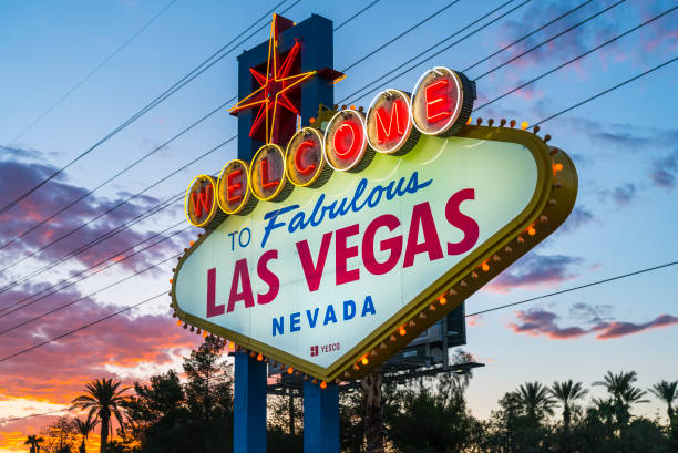 las vegas,nevada,usa. 5-17-17: las vegas sign at night. - welcome to fabulous las vegas sign fotos imagens e fotografias de stock