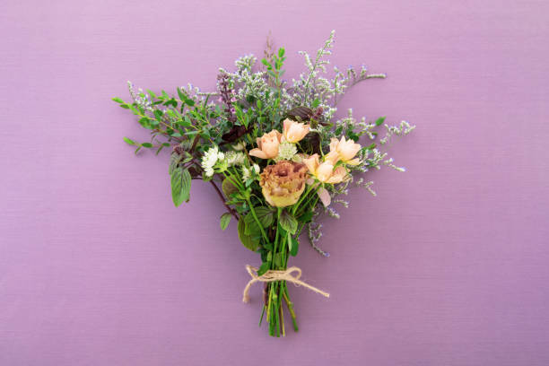 秋の花束:バラ、静物、アストランティアを用いたフラワーアレンジメント