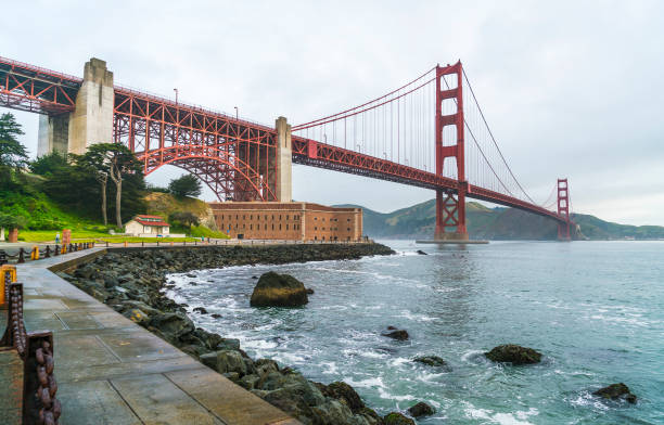 golden gate por la mañana, san francisco, california, ee. uu. - golden gate bridge night bridge san francisco bay fotografías e imágenes de stock