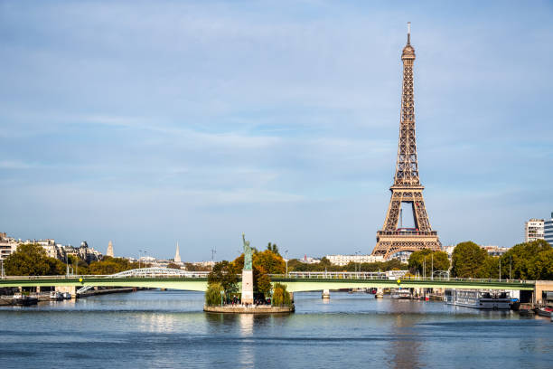 freiheitsstatue auf der seine in paris - eiffel tower stock-fotos und bilder