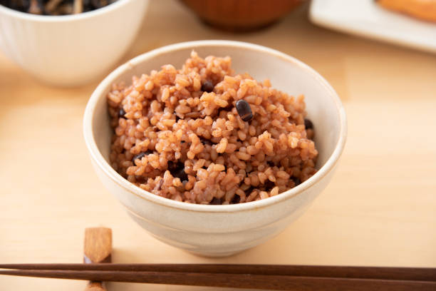 cibo giapponese: riso integrale fermentato - brown rice cooked rice steamed foto e immagini stock