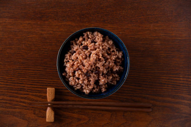 cibo giapponese: riso integrale fermentato - brown rice cooked rice steamed foto e immagini stock