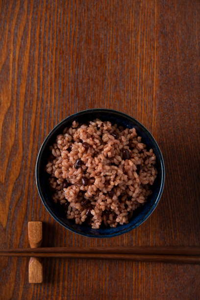 japanisches essen: fermentierter brauner reis - brown rice cooked rice steamed stock-fotos und bilder