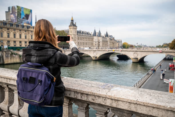 mulher turista tirando foto em paris - seine net fotos - fotografias e filmes do acervo