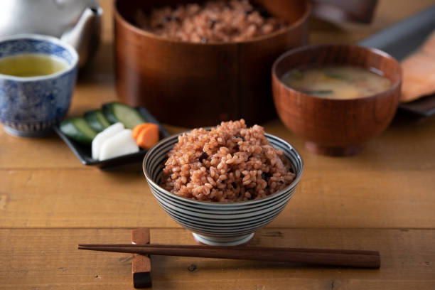 japanisches essen: fermentierter brauner reis - brown rice cooked rice steamed stock-fotos und bilder