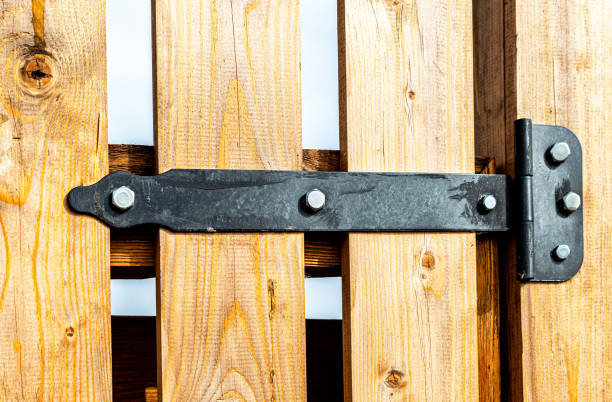 metal door hinge screwed to a wooden door - 合頁 個照片及圖片檔