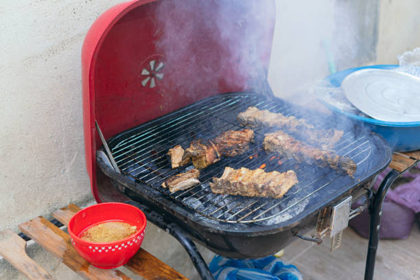 primo piano della carne di maiale sulla griglia del barbecue - automovil foto e immagini stock