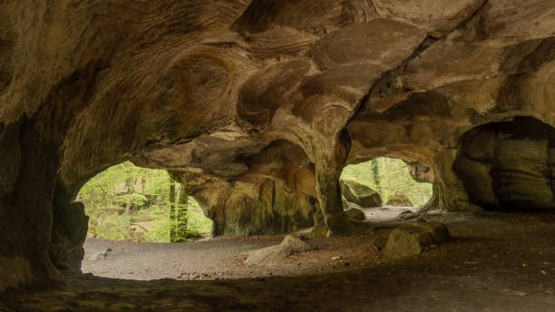 all'interno della grotta di macine hohllay nella foresta mullerthal, berdorf, lussemburgo - cave church foto e immagini stock
