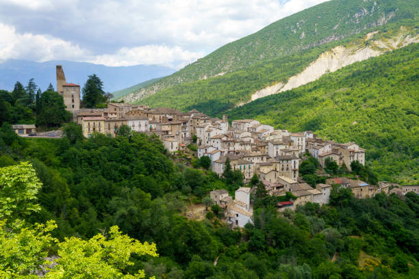 istock Anversa degli Abruzzi, Italy: historic town 1364392705