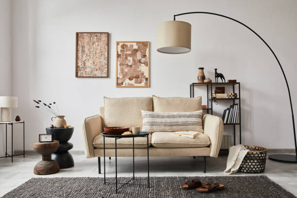 모의 포스터 프레임, 베이지 색 소파, 사이드 테이블, 메탈 선반에 세련된 작은 개인 액세서리와 현대 거실 인테리어의 창조적 인 구성. 공간을 복사합니다. 템플렛. - designer living room brown white 뉴스 사진 이미지