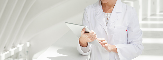 Doctora señalando algo en una tableta en el hospital con espacio para copiar photo