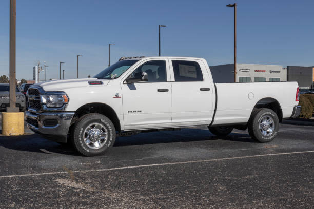 ram 3500 pickup truck display at a chrysler dealership. the stellantis subsidiaries of fca are chrysler, dodge, jeep, and ram. - 3500 imagens e fotografias de stock