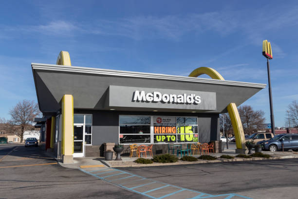 mcdonald's restaurant. mcdonald's is offering employees higher hourly wages, paid time off, backup child care and tuition payments. - happy meal stockfoto's en -beelden