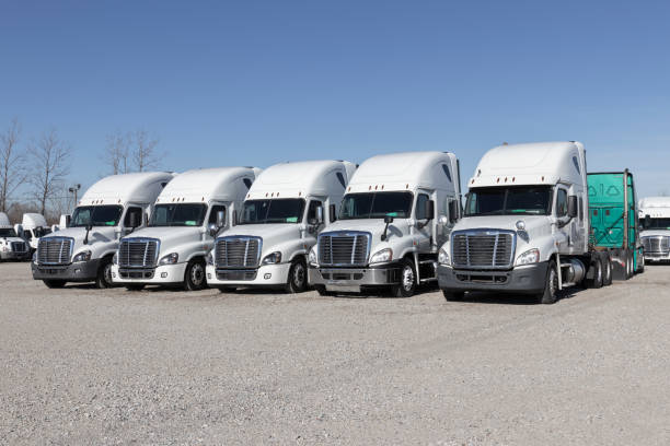 freightliner semi tractor trailer trucks allineati per la vendita. freightliner è di proprietà di daimler. - cabover foto e immagini stock