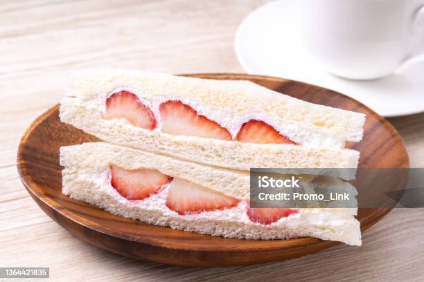 ストロベリーフルーツサンドイッチ - イチゴのストックフォトや画像を多数ご用意 - イチゴ, パン, 食べ物 サンドイッチ