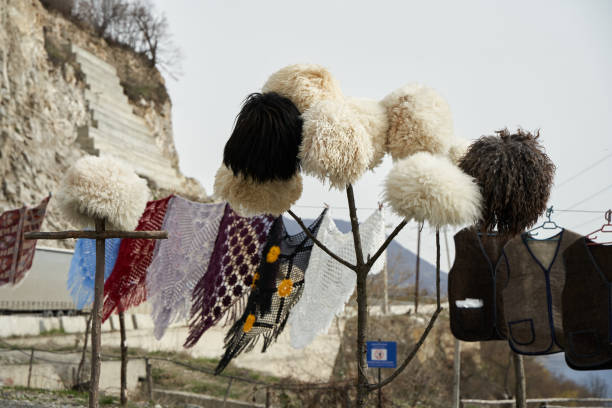 entretenimiento para turistas: fotos de georgianos con trajes populares en el fondo de las montañas. trajes de montaña georgianos - mtskheta fotografías e imágenes de stock