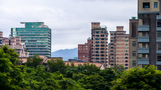 vista aérea do horizonte de referência corporativo e parque florestal na cidade moderna de taiwan - window office building taipei built structure - fotografias e filmes do acervo