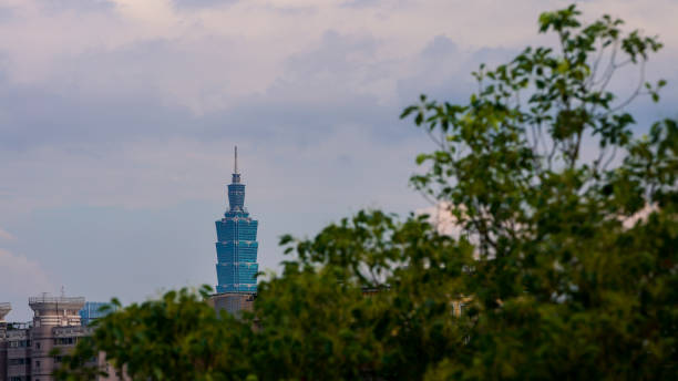 現代都市における企業ランドマークビル台北101と公園の空中写真 - window office building taipei built structure ストックフォトと画像