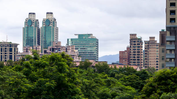 現代都市台湾の企業ランドマークのスカイラインと森林公園の空中写真 - window office building taipei built structure ストックフォトと画像