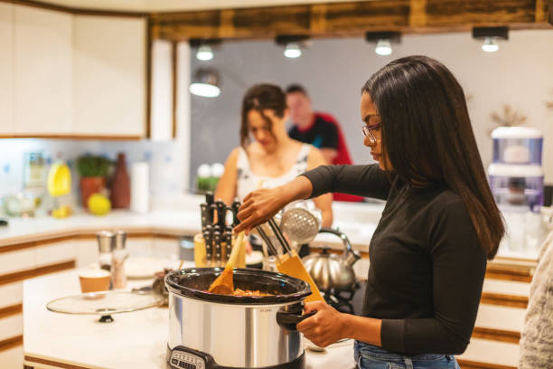 현대 홈 사진 시리즈에서 편안하고 의사 소통을하는 칠리를 요리하고 먹는 친구 z 다민족 그룹 - crock pot 뉴스 사진 이미지
