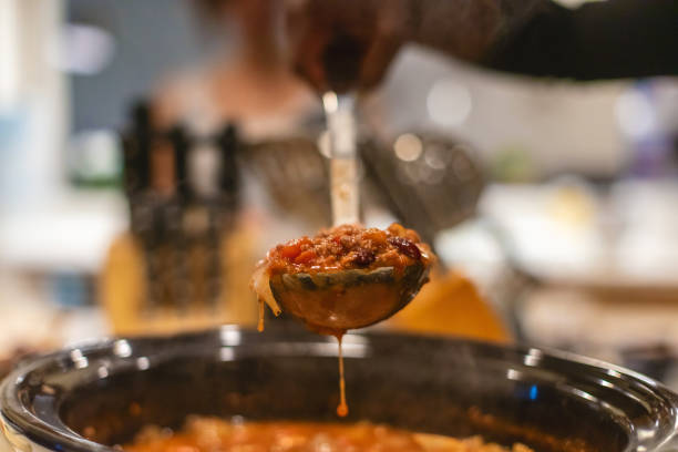 현대 홈 사진 시리즈에서 편안하고 의사 소통을하는 칠리를 요리하고 먹는 친구 z 다민족 그룹 - crock pot 뉴스 사진 이미지