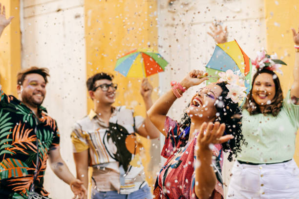 brazylijski karnawał. grupa przyjaciół świętujących imprezę karnawałową - celebration confetti party summer zdjęcia i obrazy z banku zdjęć