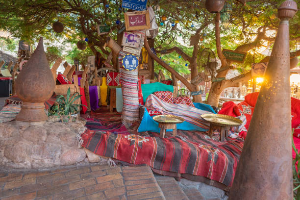 café oriental árabe vintage. restaurante farsha - lugar para relajarse en la playa ras um el sid del mar rojo. - título de canción fotografías e imágenes de stock