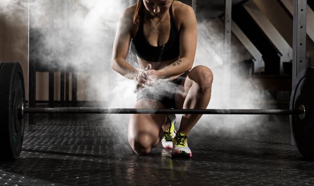 woman workout with barbell at gym - crosstraining imagens e fotografias de stock