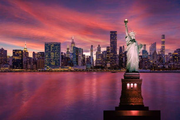 statue de la liberté et horizon de new york city avec un bâtiment de l’onu, chrysler building, empire state building au coucher du soleil. - statue de la liberté photos et images de collection