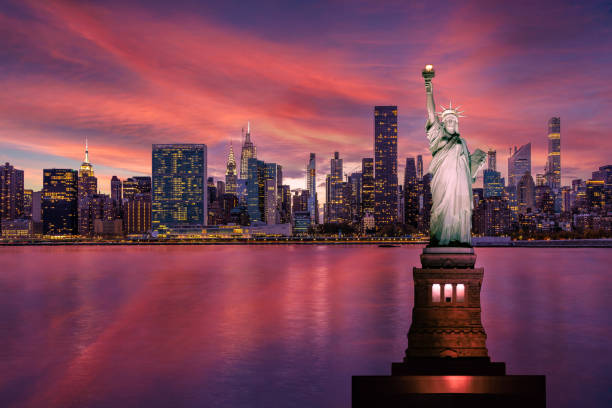 自由の女神とニューヨーク市のスカイラインと国連ビル、クライスラービル、サンセットのエンパイアステートビル。 - dramatic sky architecture new york state sunset ストックフォトと画像