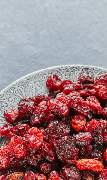 imagen de cerca de arándanos secos en un tazón, enfoque selectivo - dried cranberry fotografías e imágenes de stock