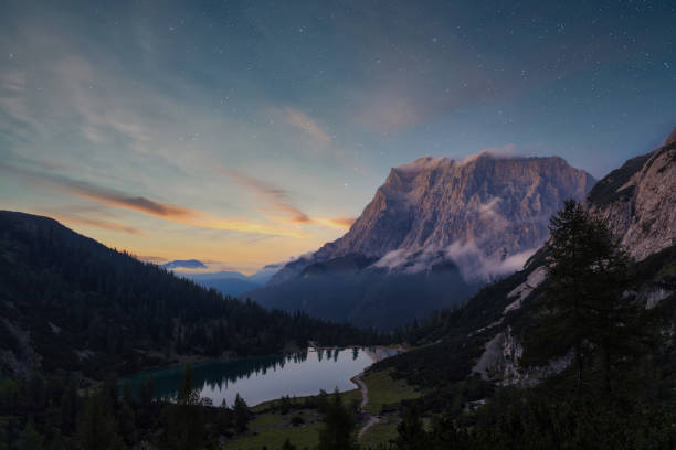 seebensee en los alpes austríacos durante la puesta de sol - austria mountain panoramic ehrwald fotografías e imágenes de stock