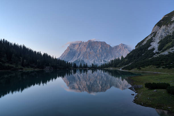 seebensee en los alpes austríacos durante la puesta de sol - austria mountain panoramic ehrwald fotografías e imágenes de stock