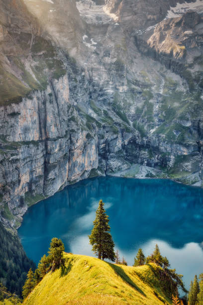 夏のスイスアルプスのエシネンゼー - european alps mountain beauty in nature oeschinen lake ストックフォトと画像