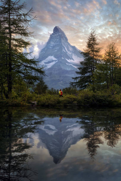 matterhorn in the swiss alps during sunset in summer 2021 - travel vertical tourist switzerland imagens e fotografias de stock