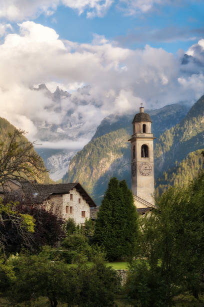 vila montanhosa da suíça soglio na fronteira sul com a itália - engadine switzerland village church - fotografias e filmes do acervo