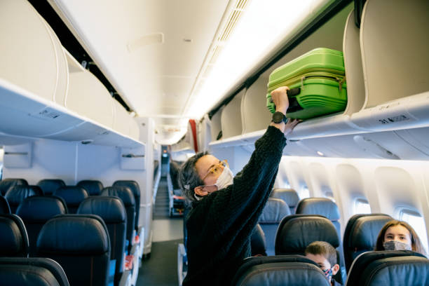 familia viaje aéreo - equipaje de mano fotografías e imágenes de stock