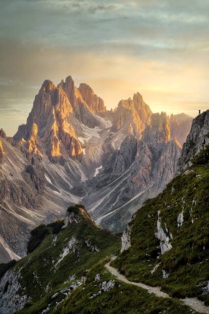 grupo cadini en dolomitas, italia, parque nacional drei zinnen durante la puesta de sol - alpes dolomíticos fotografías e imágenes de stock