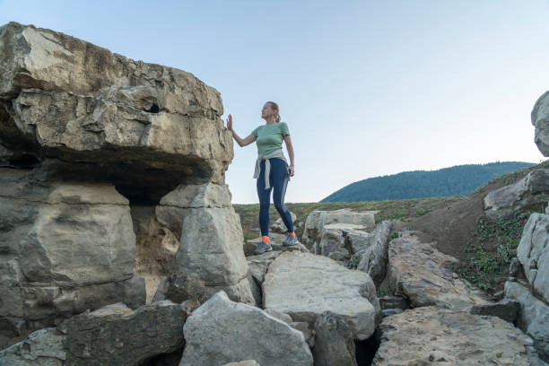 reife frauen am cerknica intermittierenden see in der trockenzeit - lake cerknica stock-fotos und bilder