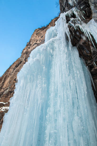 cachoeira congelada em montanha rochosa no dia de inverno na região de almaty - alatau - fotografias e filmes do acervo