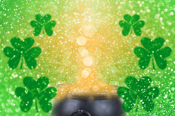 st. patrick's day kobold topf mit goldenem kleeblatt patty hintergrund - day patricks st patricks day clover stock-fotos und bilder