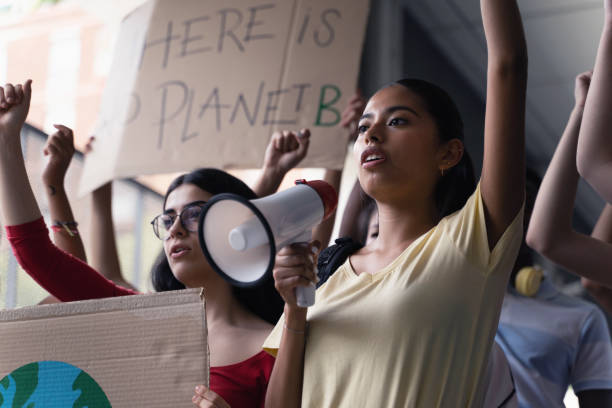 estudiantes latinas hispanas con pancartas y carteles sobre la protesta global por el cambio climático y los derechos de la tierra - activista fotografías e imágenes de stock