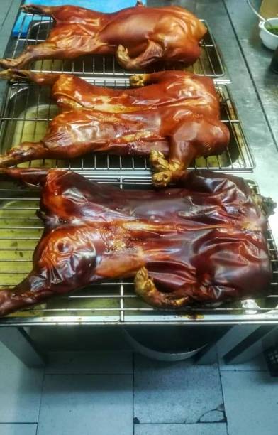 leitão ou porco sugador - roasted spit roasted roast pork barbecue grill - fotografias e filmes do acervo