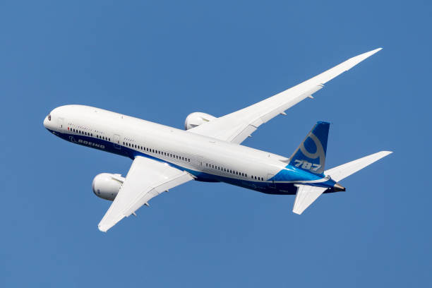 boeing 787-9 dreamliner-flugzeug dreht sich nach dem abflug vom flughafen farnborough. - cockpit airplane commercial airplane boeing stock-fotos und bilder